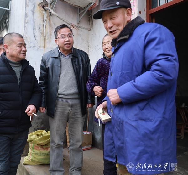 校党委常委汪德平带队赴六李村开展春节慰问活动